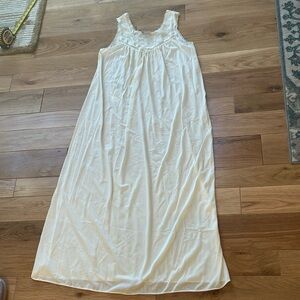 Elegant Cream Sleeveless Nightgown